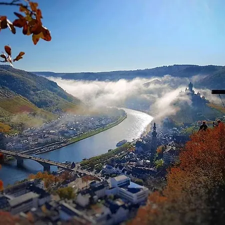 Schoene Mit Grosser Terrasse Und Moselblick Nyaraló *